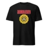 Uma t-shirt preta de estilo unissexo, com a estampa do logótipo da banda Soundgarden. O nome da banda, SOUNDGARDEN, está escrito em letras grandes e vermelhas, e por baixo está o logótipo do álbum Badmotorfinger, um símbolo amarelo circular com formas de lâminas giratórias. A t-shirt está num fundo branco isolado.