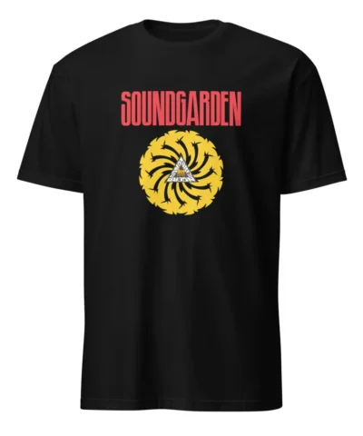 Uma t-shirt preta de estilo unissexo, com a estampa do logótipo da banda Soundgarden. O nome da banda, SOUNDGARDEN, está escrito em letras grandes e vermelhas, e por baixo está o logótipo do álbum Badmotorfinger, um símbolo amarelo circular com formas de lâminas giratórias. A t-shirt está num fundo branco isolado.