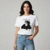 T-shirt branca de manga curta com uma estampa artística a preto de Robert Smith, vocalista dos The Cure, acompanhada pelo logótipo da banda na parte superior.