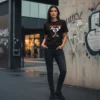 T-shirt preta de manga curta com estampa centralizada da banda Pearl Jam. A estampa exibe o nome 'Pearl Jam' em letras vermelhas acima do icónico desenho 'Stickman' em branco, com a palavra 'Alive' em letras pequenas vermelhas na base da figura.