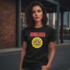 T-shirt preta de manga curta com o logótipo da banda Soundgarden estampado no peito. A estampa apresenta o nome da banda em letras vermelhas sobre um círculo amarelo estilizado com um triângulo central.