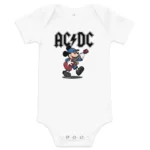 Body de bebé AC/DC branco com o logótipo da banda em preto e uma ilustração de um rato, ao estilo Mickey, a tocar guitarra elétrica.