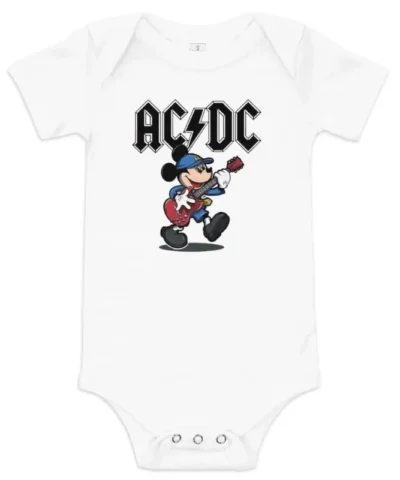 Body de bebé AC/DC branco com o logótipo da banda em preto e uma ilustração de um rato, ao estilo Mickey, a tocar guitarra elétrica.