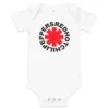 Body de bebé branco Red Hot Chili Peppers com o logótipo da banda: um asterisco vermelho no centro, rodeado pelo nome da banda em preto.