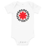 Body de bebé branco Red Hot Chili Peppers com o logótipo da banda: um asterisco vermelho no centro, rodeado pelo nome da banda em preto.