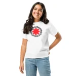 T-shirt de criança branca Red Hot Chili Peppers com o logótipo da banda: um asterisco vermelho no centro, rodeado pelo nome da banda em preto.