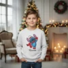 Camisola de Natal branca infantil com estampa Stitch Disney Pai Natal e personalização Ricardo. Criança a sorrir em frente a árvore de Natal.