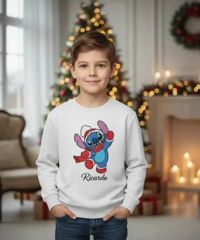 Camisola de Natal branca infantil com estampa Stitch Disney Pai Natal e personalização Ricardo. Criança a sorrir em frente a árvore de Natal.