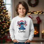 Camisola branca de Natal personalizada com o nome Carolina e estampa do Stitch da Disney com gorro de Pai Natal, luzes e bengala de rebuçado.