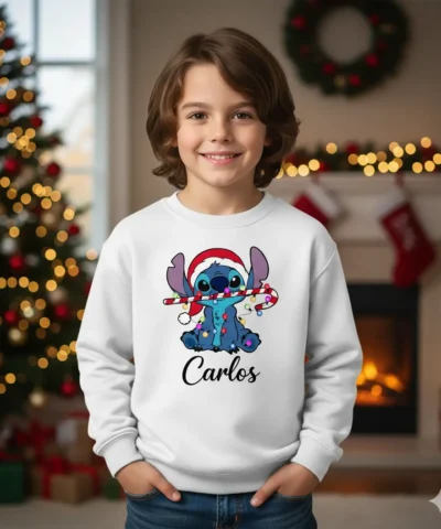 Camisola branca de Natal personalizada com o nome Carolina e estampa do Stitch da Disney com gorro de Pai Natal, luzes e bengala de rebuçado.