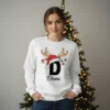 Camisola branca de Natal personalizada unissexo com inicial D, nome David, chifres de rena decorados e gorro de Pai Natal. Sweatshirt de inverno para presente.