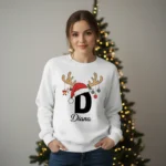 Camisola branca de Natal personalizada unissexo com inicial D, nome David, chifres de rena decorados e gorro de Pai Natal. Sweatshirt de inverno para presente.
