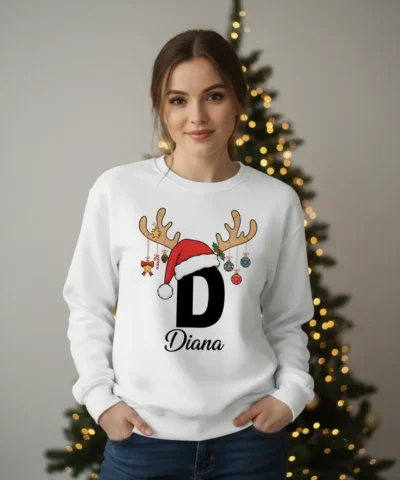 Camisola branca de Natal personalizada unissexo com inicial D, nome David, chifres de rena decorados e gorro de Pai Natal. Sweatshirt de inverno para presente.