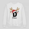 Camisola branca de Natal personalizada unissexo com inicial D, nome David, chifres de rena decorados e gorro de Pai Natal. Sweatshirt de inverno para presente.