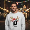 Camisola branca de Natal personalizada unissexo com inicial D, nome David, chifres de rena decorados e gorro de Pai Natal. Sweatshirt de inverno para presente.
