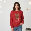 Sweatshirt vermelha de Natal com ilustração de rena fofa, cachecol listrado e nome personalizado.