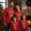 Sweatshirt vermelha de Natal com ilustração de rena fofa, cachecol listrado e nome personalizado.