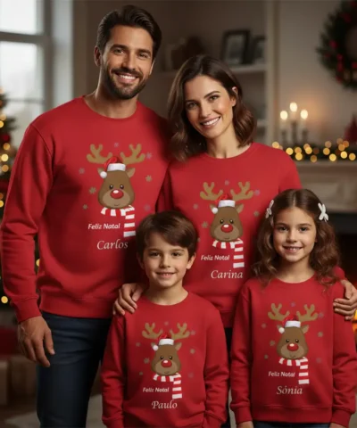 Sweatshirt vermelha de Natal com ilustração de rena fofa, cachecol listrado e nome personalizado.
