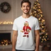 Ursinho vestido de Pai Natal segurando um presente e um sino, ilustrado em estampa sobre T-shirt branca.