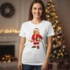 Ursinho vestido de Papai Noel segurando um presente e um sino, ilustrado em estampa sobre T-shirt branca.