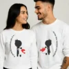 Casal a usar sweatshirts unissexo brancas com estampa de coração puzzle e frase “A Perfeita Combinação”.
