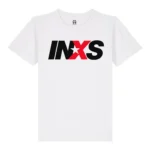T-shirt infantil branca com o logótipo "INXS" a preto e vermelho e uma estrela branca no "X", em fundo branco.