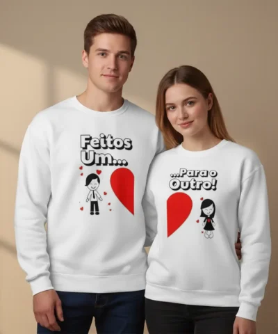 Casal veste sweatshirts brancas unissexo com design interativo de coração dividido e a frase em português 'Feitos Um Para o Outro.