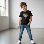 T-shirt infantil preta com estampa Nirvana amarela e smile com asas ao centro