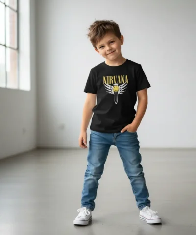 T-shirt infantil preta com estampa Nirvana amarela e smile com asas ao centro