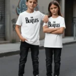 T-shirt infantil branca com estampa preta The Beatles na parte frontal.