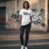 T-shirt branca unissexo em algodão com o logótipo preto dos Beatles, modelo lifestyle em ambiente urbano.