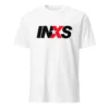 T-shirt branca unissexo de manga curta com o logótipo da banda INXS estampado no peito. O logótipo apresenta as letras I, N e S em preto e a letra X em vermelho com uma estrela branca no centro.