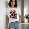 T-shirt branca AC/DC com ilustração colorida estilo pop art da banda e frase Let There Be Rock
