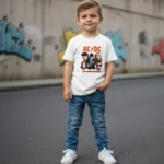 T-shirt branca infantil AC/DC com ilustração colorida estilo pop art dos membros da banda e frase Let There Be Rock.
