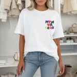 Modelo feminina veste t-shirt oversized marfim com pequena estampa colorida "Now or Never" no peito e calças de ganga azuis.
