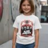 T-shirt de banda Black Sabbath para criança, branca com estampa vintage em preto e vermelho. Detalhe da arte do logótipo e rostos dos integrantes em alta resolução, sobre fundo neutro. Roupa de rock infantil para e-commerce.