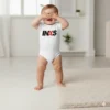 Body infantil de manga curta em algodão branco com logótipo oficial da banda de rock INXS em preto e vermelho.