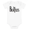 Body branco de manga curta para bebé com o logótipo preto da banda The Beatles no centro.