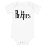 Body branco de manga curta para bebé com o logótipo preto da banda The Beatles no centro.