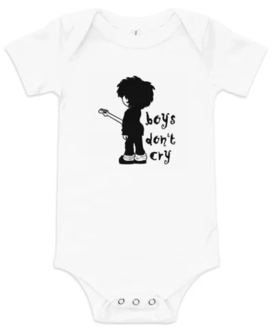 Body infantil branco de manga curta com ilustração preta de um boneco estilizado do cantor Robert Smith (The Cure) segurando uma guitarra, com a frase 'boys don't cry' ao lado.