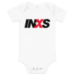 Body de bebé branco de manga curta com o logótipo oficial da banda INXS estampado no peito em preto e vermelho.