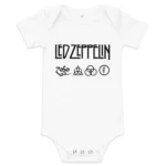 Body branco de bebé com o logótipo preto da banda Led Zeppelin e os quatro símbolos icónicos da capa do álbum Led Zeppelin IV.