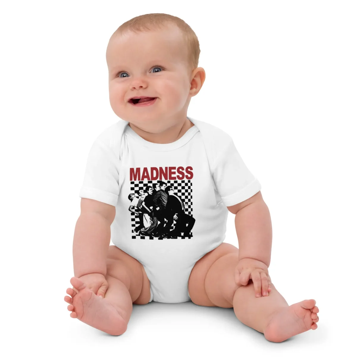 Body de bebé branco em algodão com estampa da banda Madness. A imagem mostra os membros da banda na icónica pose "Nutty Train" sobre um fundo de quadrados pretos e brancos.