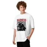 T-shirt branca oversized com gola alta e estampa da banda Madness sobre padrão de xadrez preto e branco, em algodão de 200g. Disponível na veryfashion.pt.