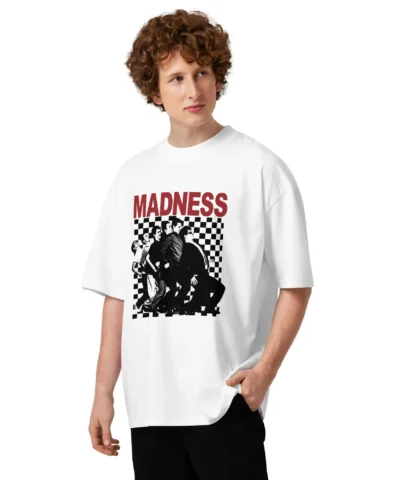 T-shirt branca oversized com gola alta e estampa da banda Madness sobre padrão de xadrez preto e branco, em algodão de 200g. Disponível na veryfashion.pt.