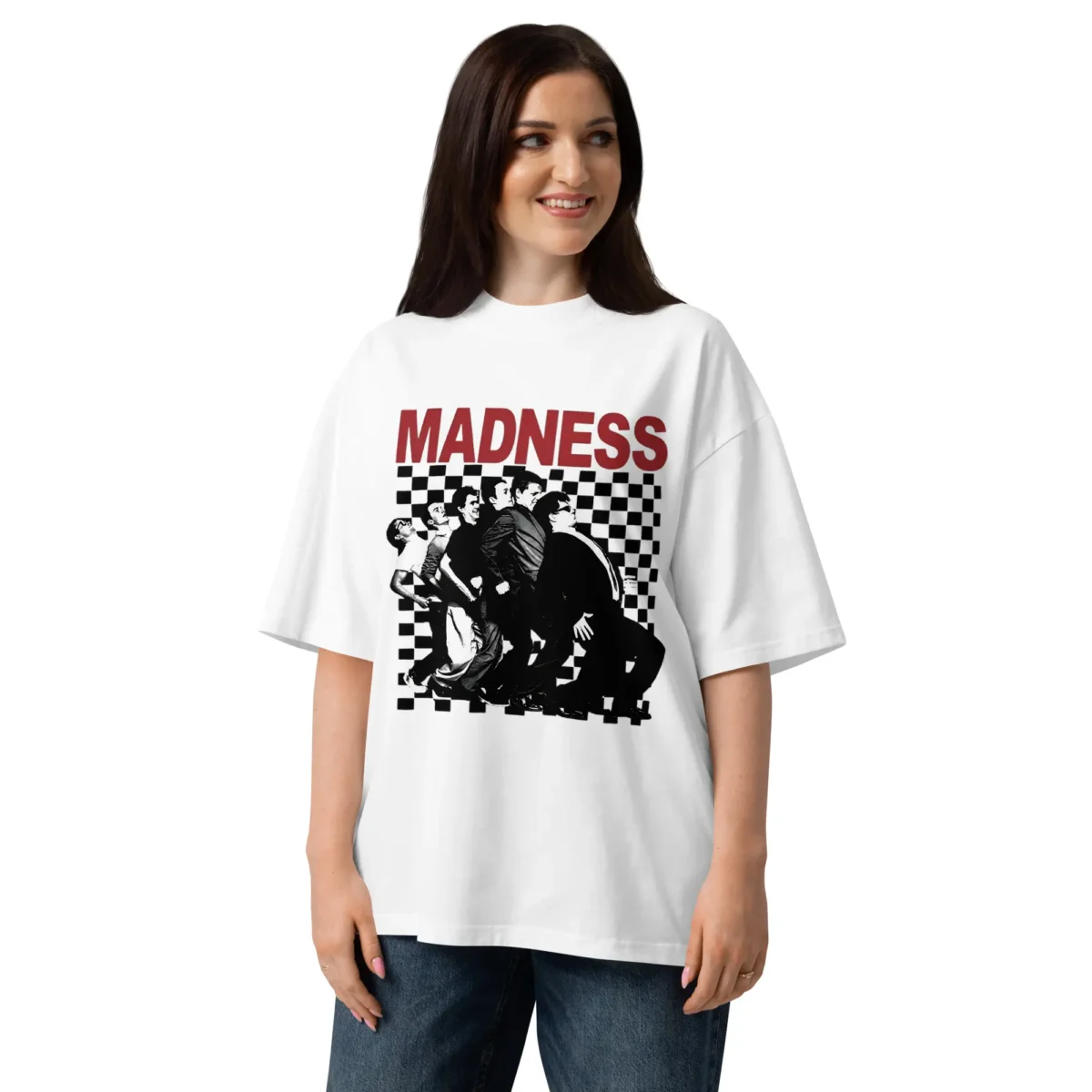 T-shirt branca oversized com gola alta e estampa da banda Madness sobre padrão de xadrez preto e branco, em algodão de 200g. Disponível na veryfashion.pt.