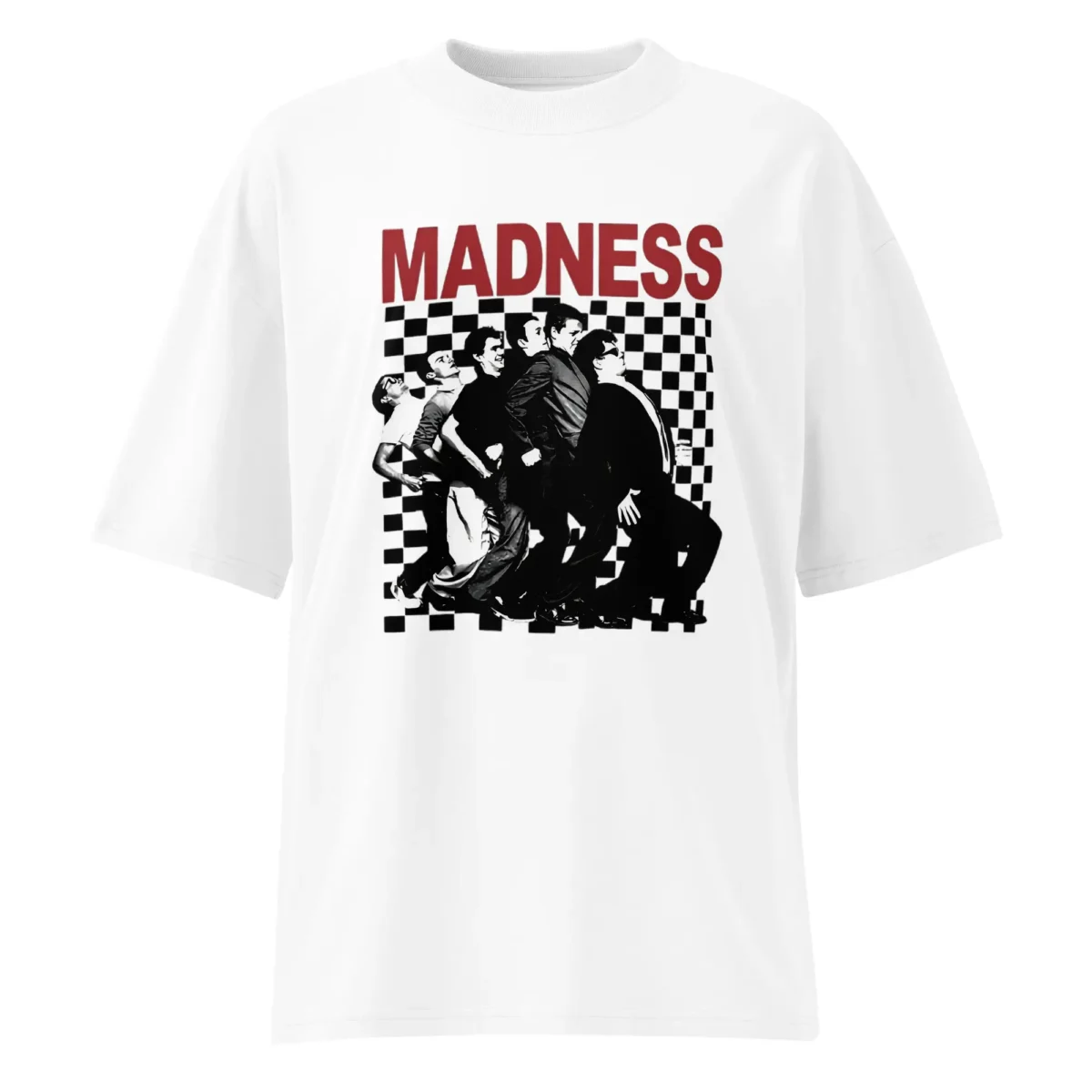 T-shirt branca oversized com gola alta e estampa da banda Madness sobre padrão de xadrez preto e branco, em algodão de 200g. Disponível na veryfashion.pt.