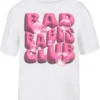 Costas de t-shirt branca com estampado grande central "Bad Babes Club" em letras 3D rosa estilo bolha, decorado com bolhas de sabão realistas.