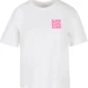 T-shirt branca de gola redonda com pequeno logótipo cor-de-rosa "Bad Babes Club" no lado esquerdo do peito em tipografia retro ondulada.