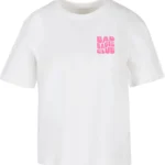 T-shirt branca de gola redonda com pequeno logótipo cor-de-rosa "Bad Babes Club" no lado esquerdo do peito em tipografia retro ondulada.